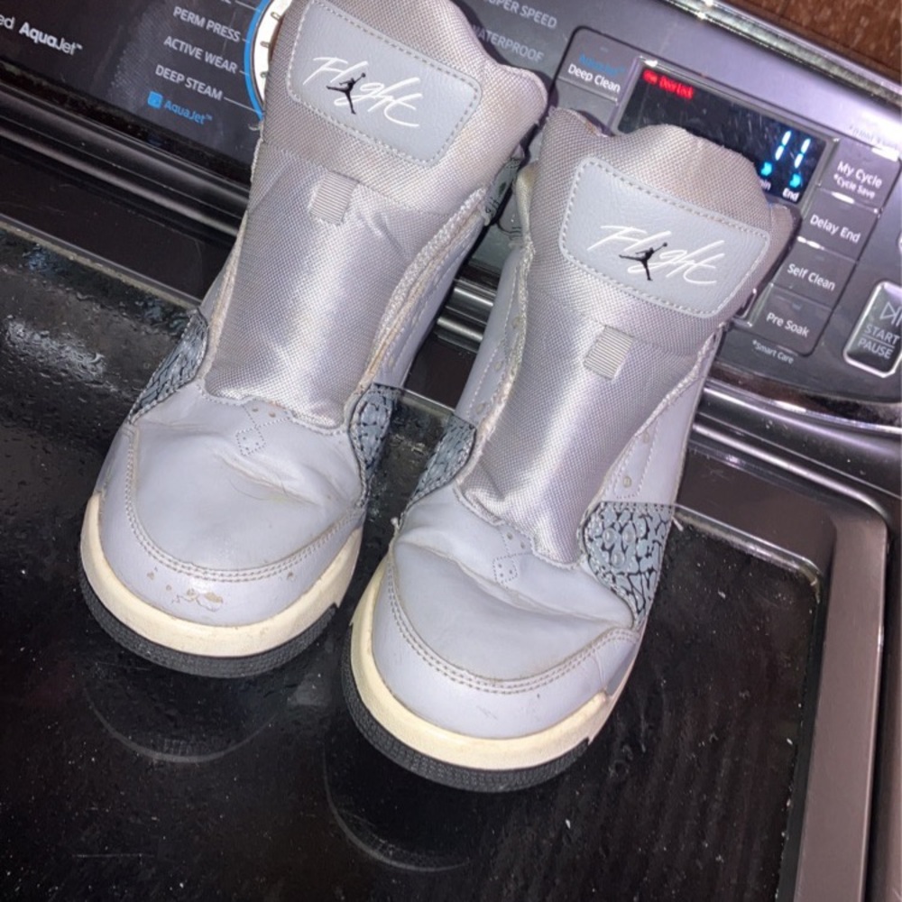 Boys 6.5 or women that wear a size 8 Jordan sneakers